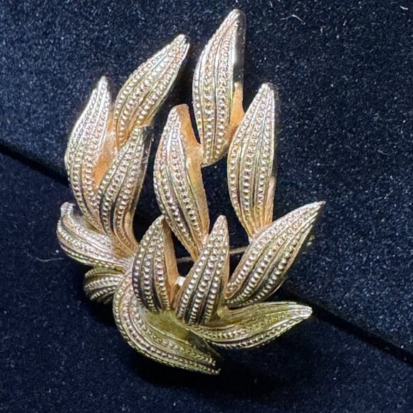 2 vtg Trifari Broochs Pins gold tone brushed textured Elegant Evening  - JW1475 - Picture 3 of 14